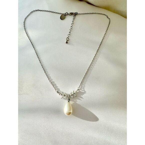 Charming Charlie faux pearl cubic zirconia delicate necklace - Picture 1 of 5
